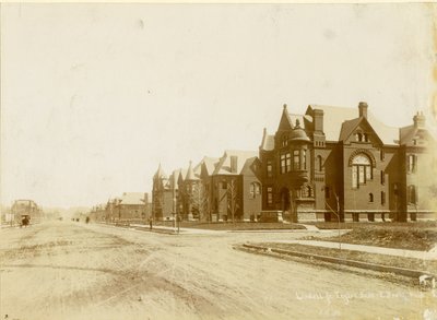 Vista delle case su Lindell Boulevard da Taylor Avenue da Emil Boehl
